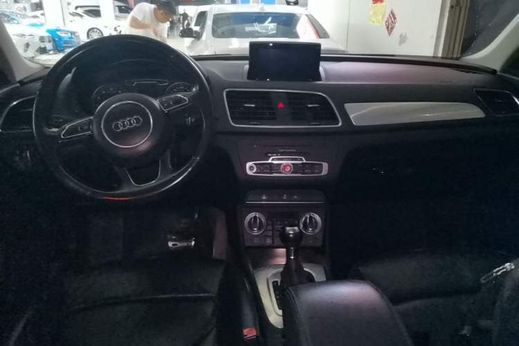 Used Audi Q3 2015 35 TFSI Comfort Model Center Console