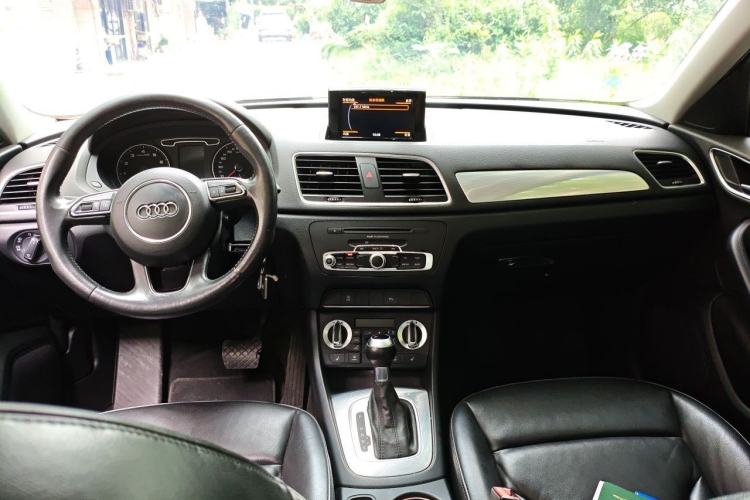 Used Audi Q3 2015 35 TFSI Comfort Model Center Console