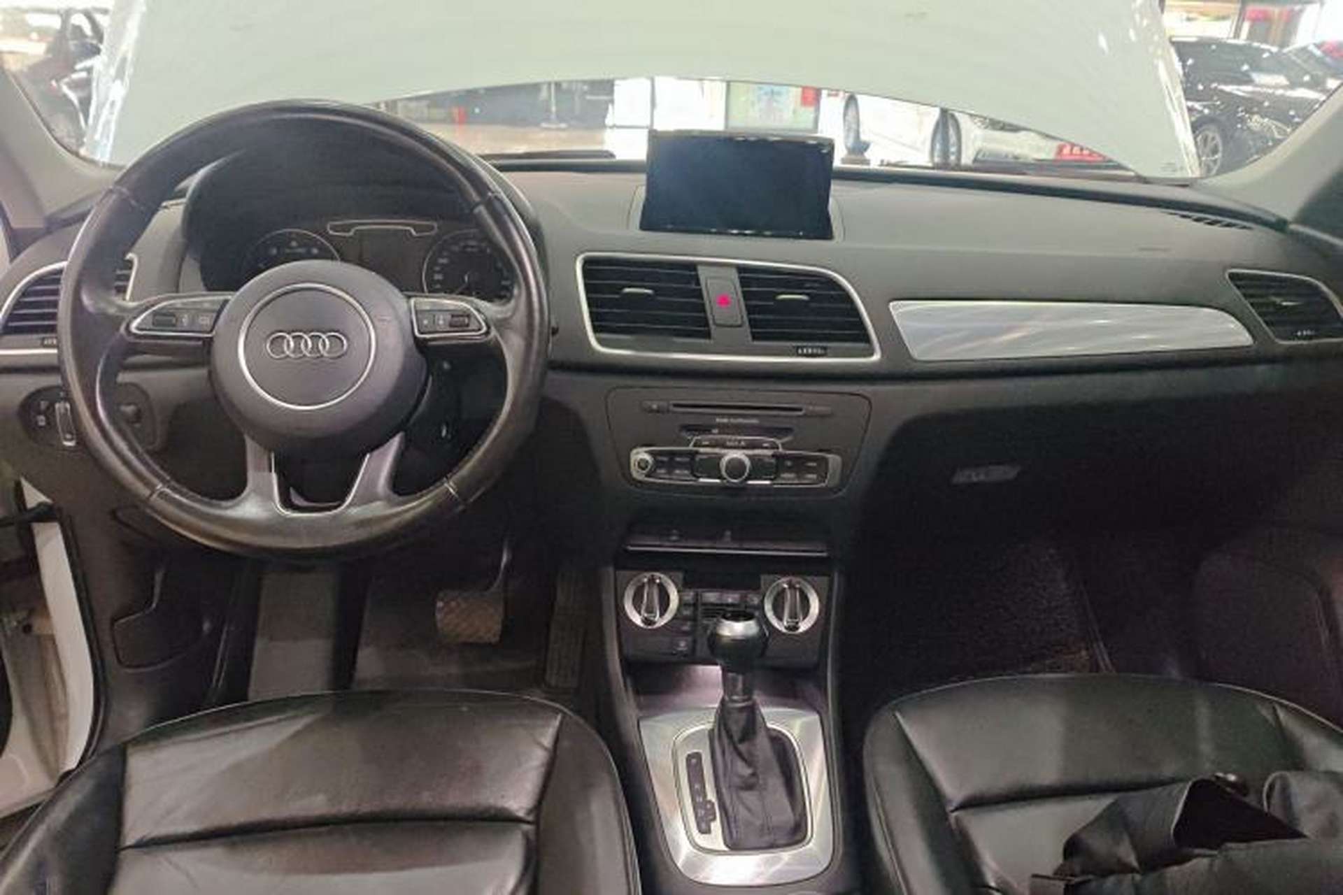 Used Audi Q3 2015 30 TFSI Comfort Model Center Console