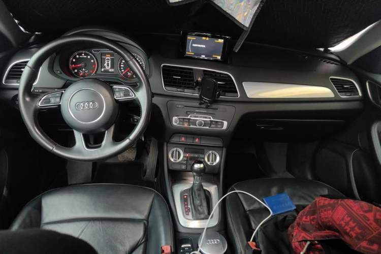 Used Audi Q3 2015 30 TFSI Comfort Model Center Console