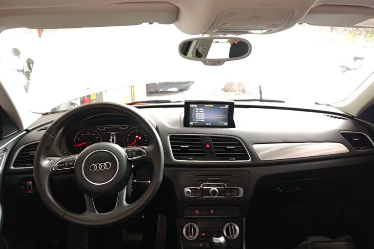 Used Audi Q3 2015 30 TFSI Comfort Model Center Console
