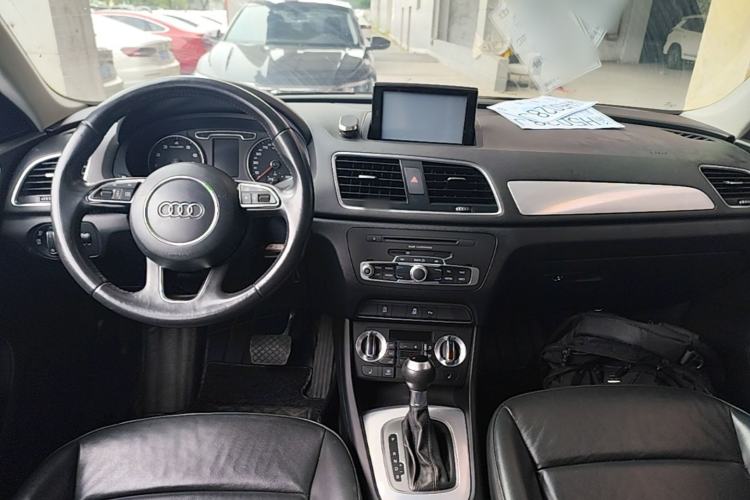 Used Audi Q3 2015 35 TFSI Comfort Model Center Console