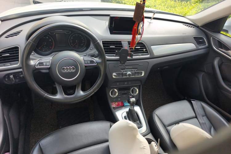 Used Audi Q3 2015 35 TFSI Comfort Model Center Console