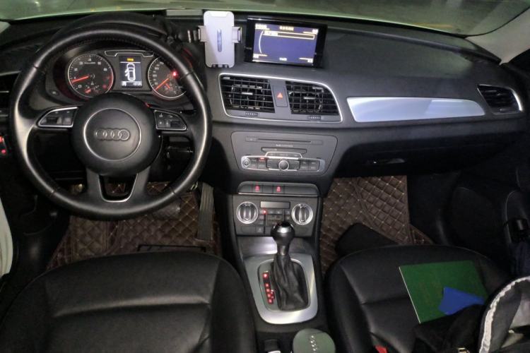 Used Audi Q3 2015 30 TFSI Comfort Model Center Console