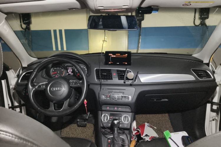 Used Audi Q3 2015 35 TFSI Comfort Model Center Console