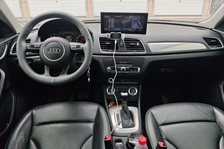 Used Audi Q3 2015 35 TFSI Comfort Model Center Console