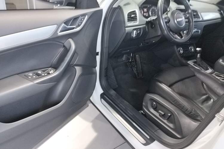 Used Audi Q3 2015 35 TFSI Comfort Model Driver Seat