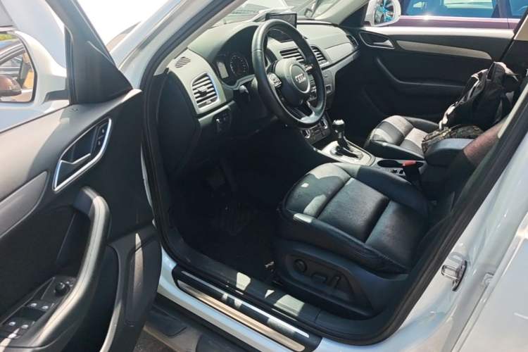 Used Audi Q3 2015 30 TFSI Ambition Edition Driver Seat