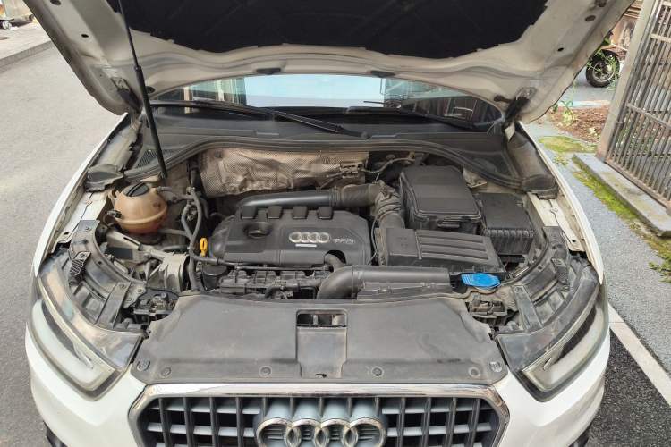 Used Audi Q3 2015 35 TFSI Comfort Model Engine Bay
