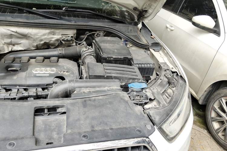 Used Audi Q3 2015 35 TFSI Comfort Model Engine Bay Left