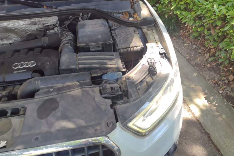 Used Audi Q3 2015 35 TFSI Comfort Model Engine Bay Left