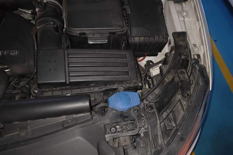 Used Audi Q3 2015 35 TFSI Comfort Model Engine Bay Left