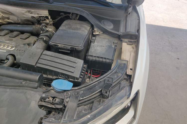 Used Audi Q3 2015 35 TFSI Comfort Model Engine Bay Left