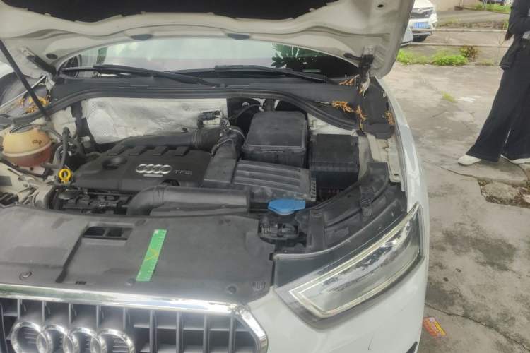 Used Audi Q3 2015 35 TFSI Comfort Model Engine Bay Left