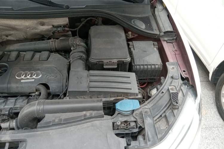 Used Audi Q3 2015 35 TFSI Comfort Model Engine Bay Left