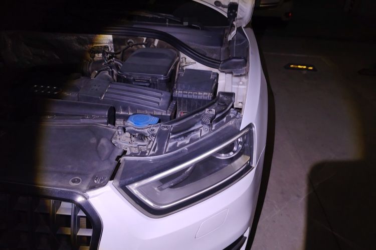 Used Audi Q3 2015 35 TFSI Comfort Model Engine Bay Left