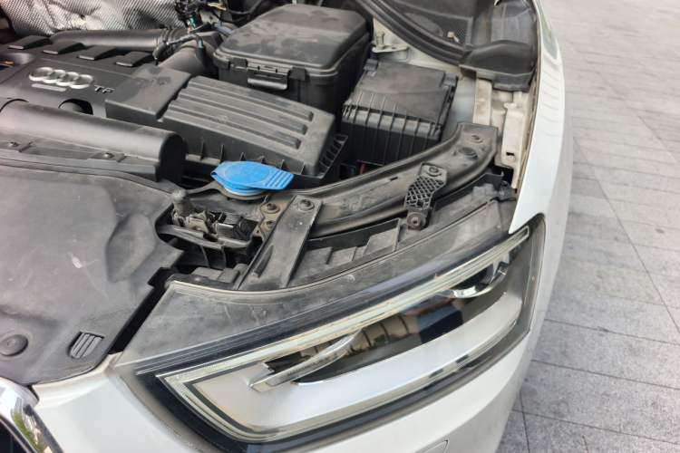 Used Audi Q3 2015 35 TFSI Comfort Model Engine Bay Left