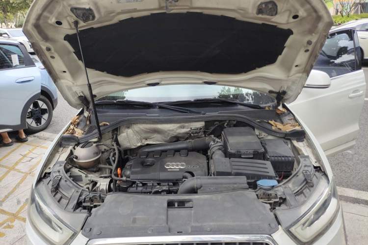 Used Audi Q3 2015 35 TFSI Comfort Model Engine Bay
