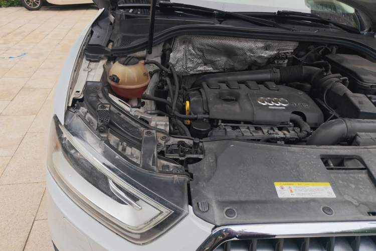 Used Audi Q3 2015 35 TFSI Comfort Model Engine Bay Right