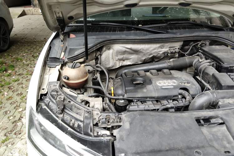 Used Audi Q3 2015 35 TFSI Comfort Model Engine Bay Right