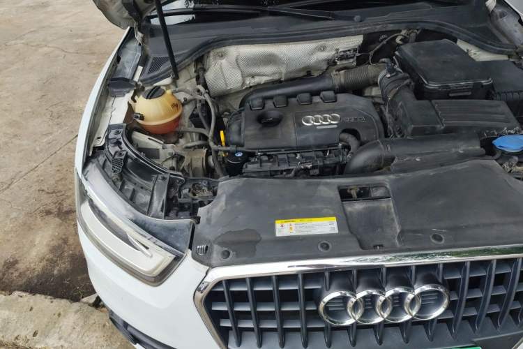 Used Audi Q3 2015 35 TFSI Comfort Model Engine Bay Right