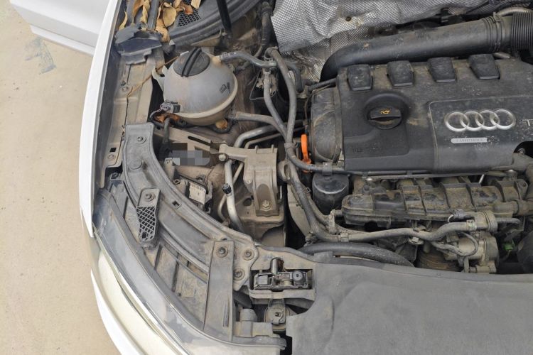 Used Audi Q3 2015 35 TFSI Comfort Model Engine Bay Right