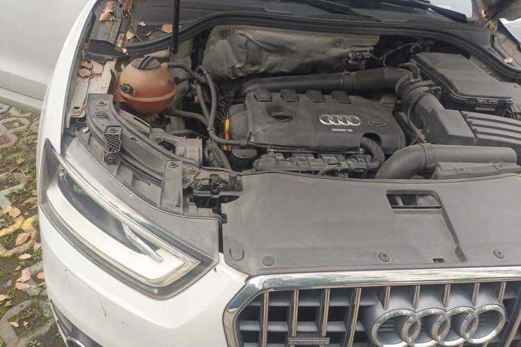 Used Audi Q3 2015 35 TFSI Comfort Model Engine Bay Right