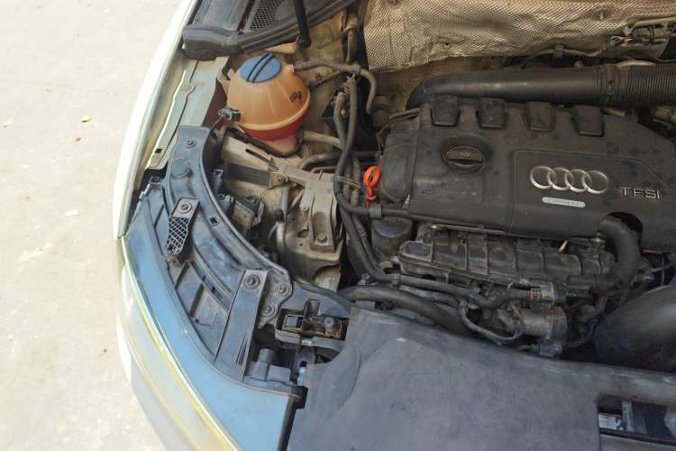 Used Audi Q3 2015 35 TFSI Comfort Model Engine Bay Right