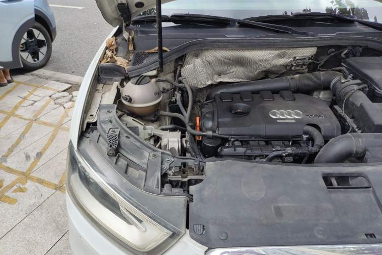 Used Audi Q3 2015 35 TFSI Comfort Model Engine Bay Right
