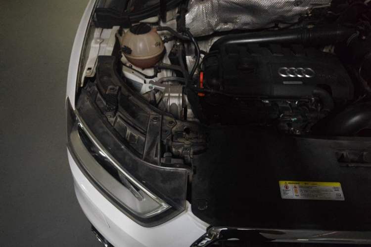 Used Audi Q3 2015 35 TFSI Comfort Model Engine Bay Right