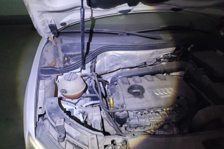 Used Audi Q3 2015 35 TFSI Comfort Model Engine Bay Right