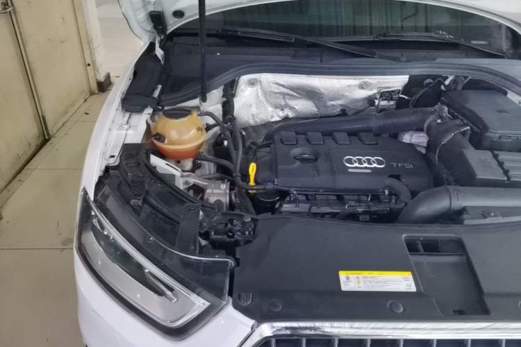 Used Audi Q3 2015 35 TFSI Comfort Model Engine Bay Right
