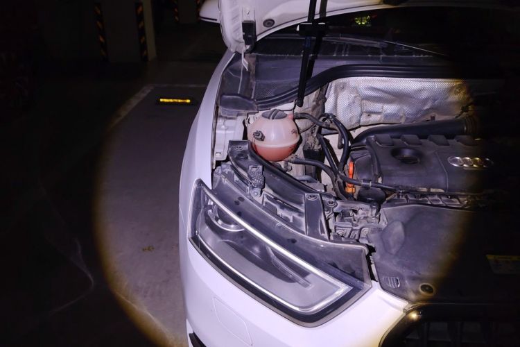 Used Audi Q3 2015 35 TFSI Comfort Model Engine Bay Right