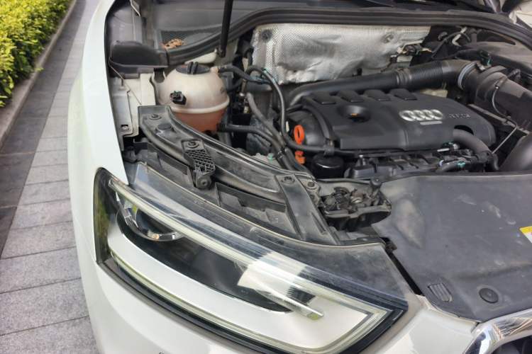 Used Audi Q3 2015 35 TFSI Comfort Model Engine Bay Right
