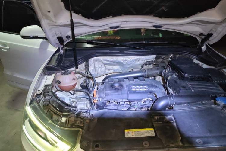 Used Audi Q3 2015 35 TFSI Comfort Model Engine Bay Right