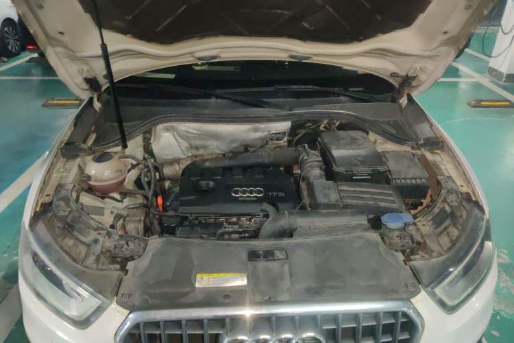 Used Audi Q3 2015 35 TFSI Comfort Model Engine Bay