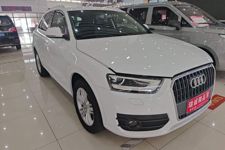 Used Audi Q3 2015 30 TFSI Comfort Model Front Right 45 Deg
