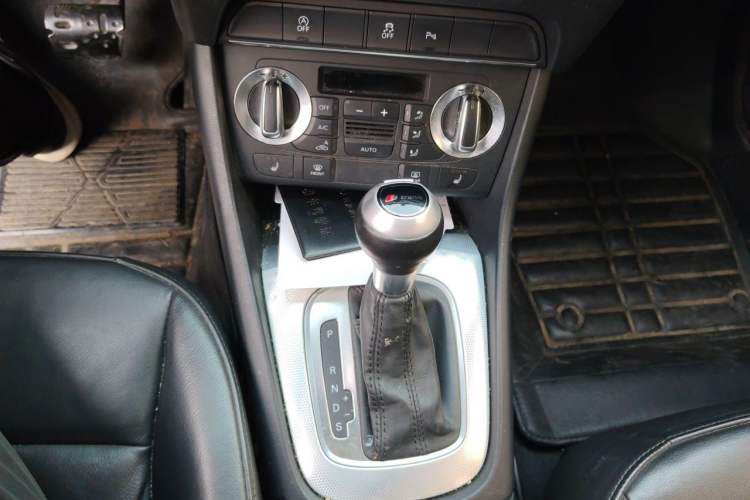 Used Audi Q3 2015 35 TFSI Comfort Model Gear Lever
