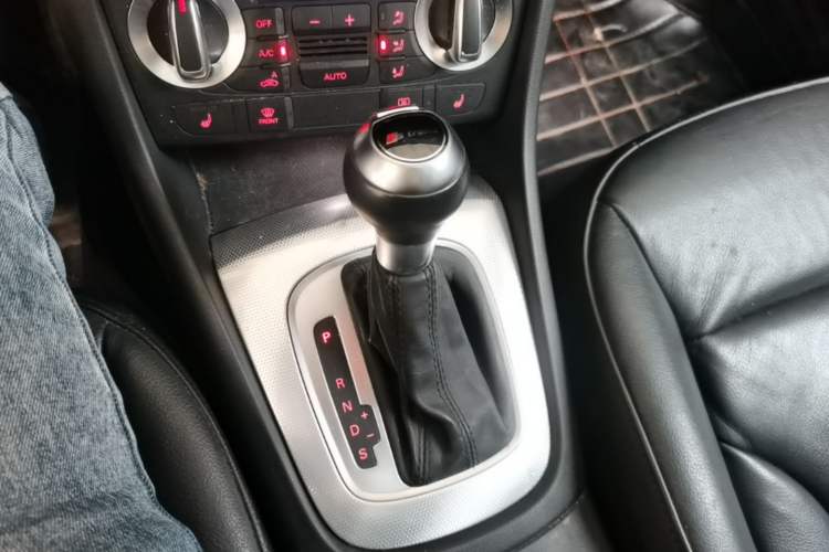 Used Audi Q3 2015 35 TFSI Comfort Model Gear Lever