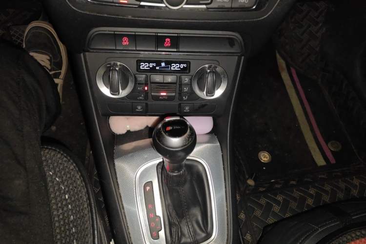 Used Audi Q3 2015 30 TFSI Comfort Model Gear Lever