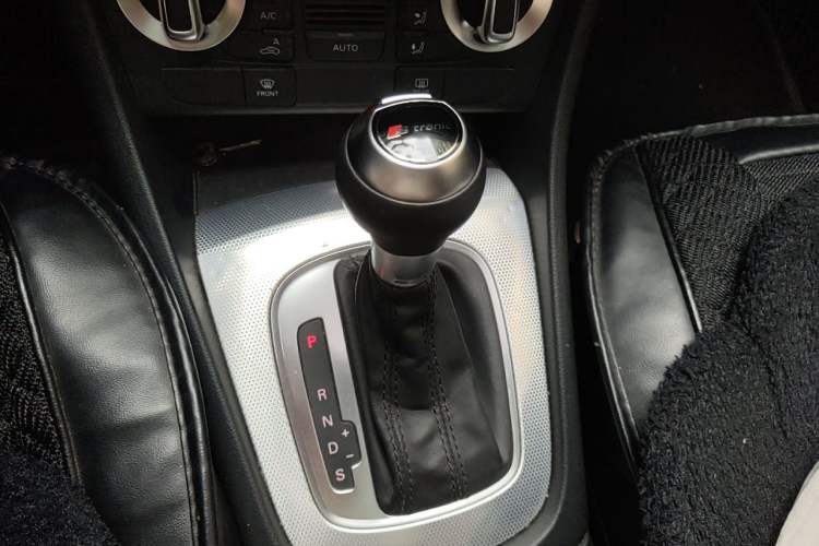 Used Audi Q3 2015 30 TFSI Comfort Model Gear Lever