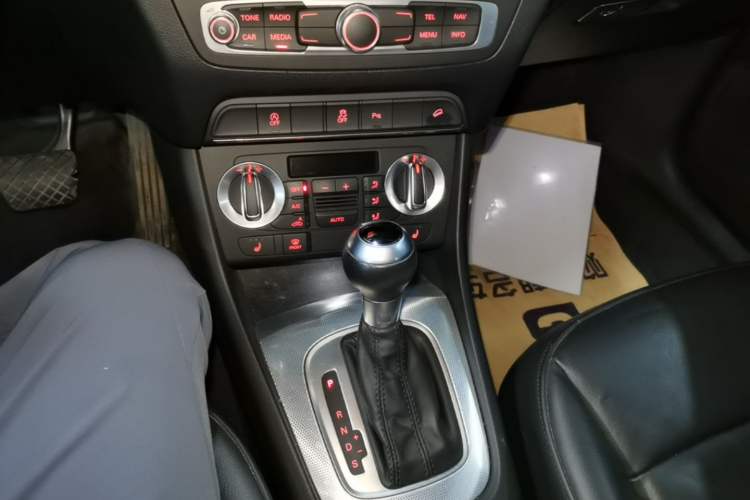 Used Audi Q3 2015 35 TFSI quattro Technology Edition Gear Lever
