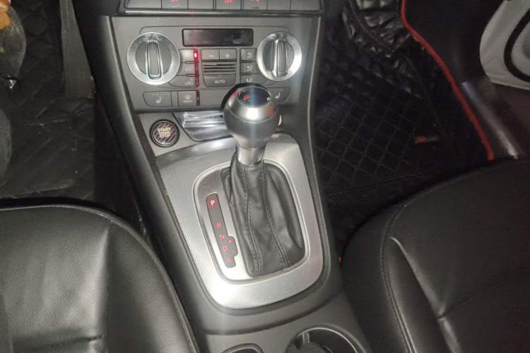 Used Audi Q3 2015 35 TFSI Comfort Model Gear Lever