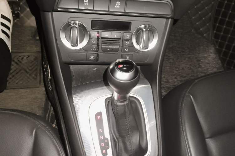 Used Audi Q3 2015 30 TFSI Comfort Model Gear Lever