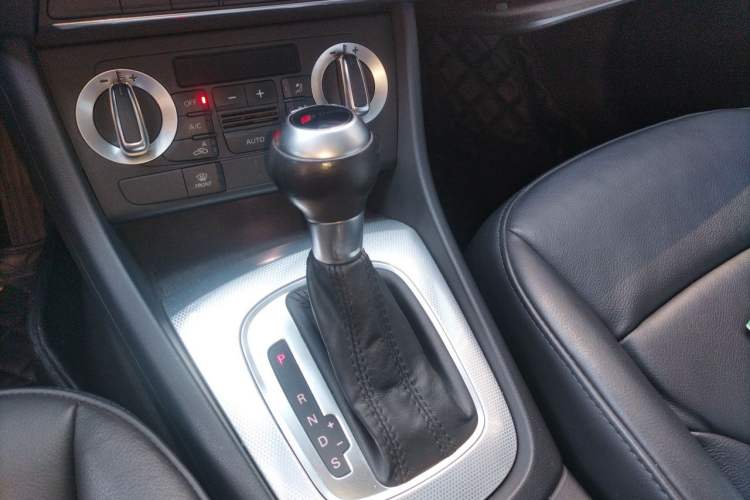 Used Audi Q3 2015 30 TFSI Comfort Model Gear Lever
