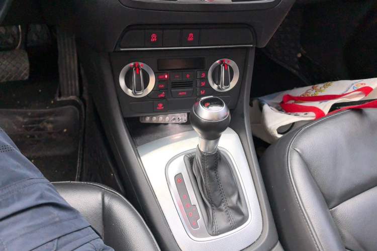 Used Audi Q3 2015 30 TFSI Comfort Model Gear Lever