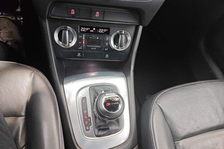 Used Audi Q3 2015 30 TFSI Comfort Model Gear Lever