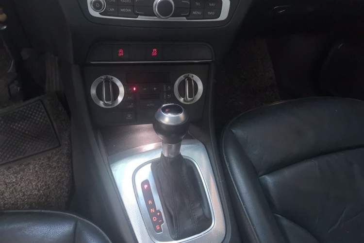 Used Audi Q3 2015 30 TFSI Comfort Model Gear Lever