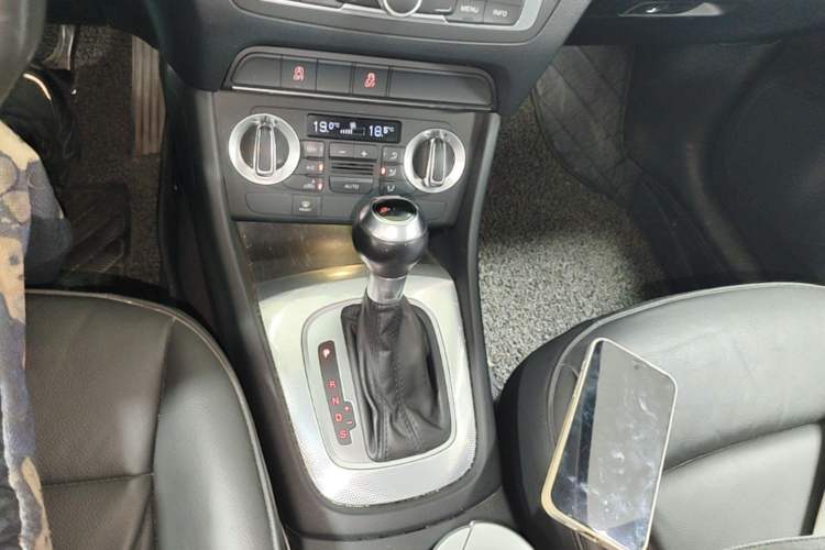 Used Audi Q3 2015 30 TFSI Comfort Model Gear Lever