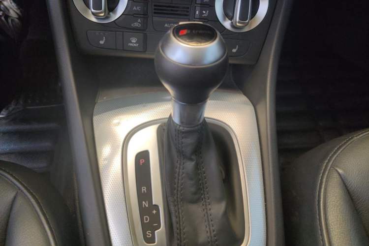 Used Audi Q3 2015 35 TFSI Comfort Model Gear Lever